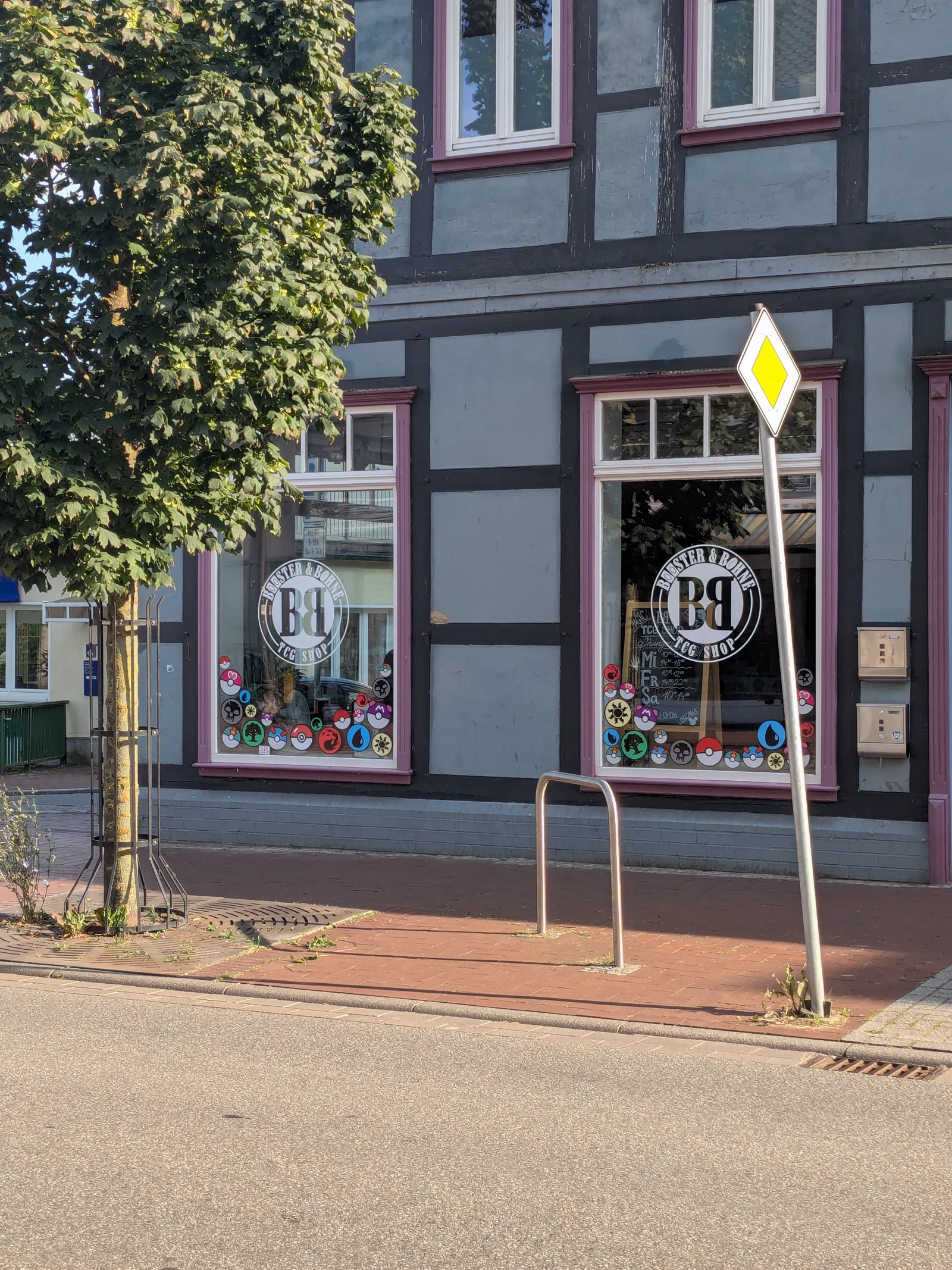 Fassade und Schaufenster von Booster und Bohne im historischen Fachwerkhaus
