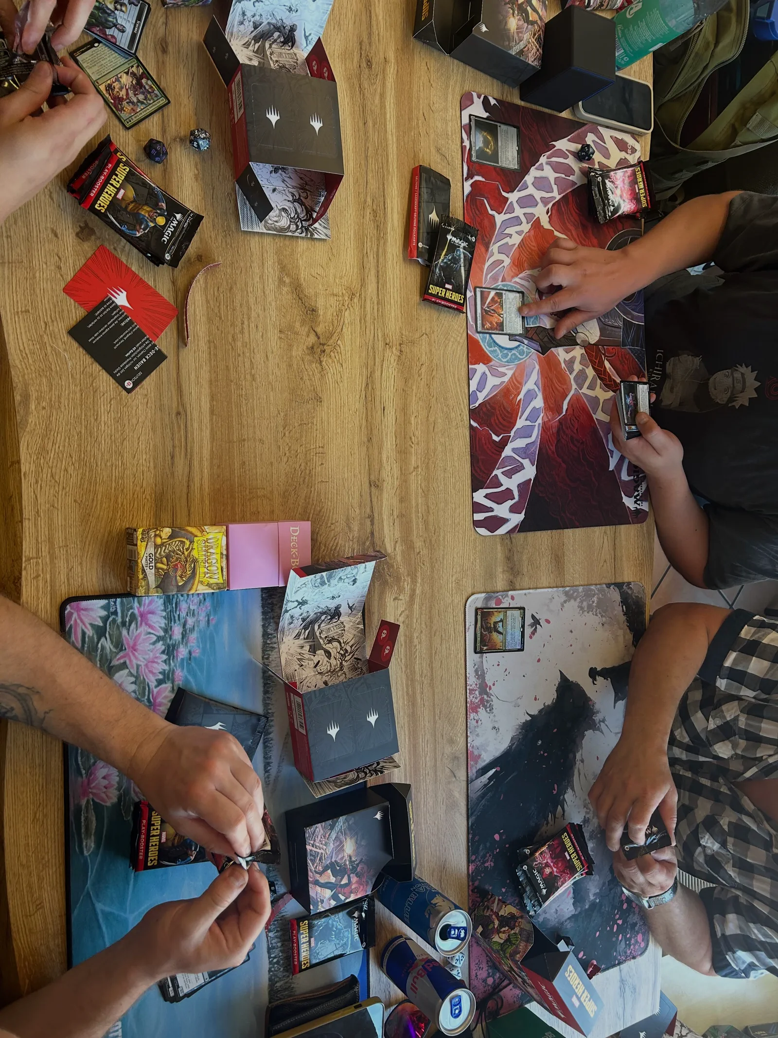 Mehrere Personen spielen gemeinsam Magic: The Gathering an einem Holztisch